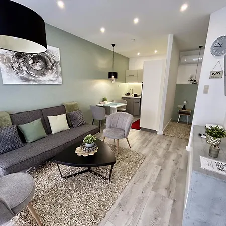 Peterfia Boutique 3-4 *